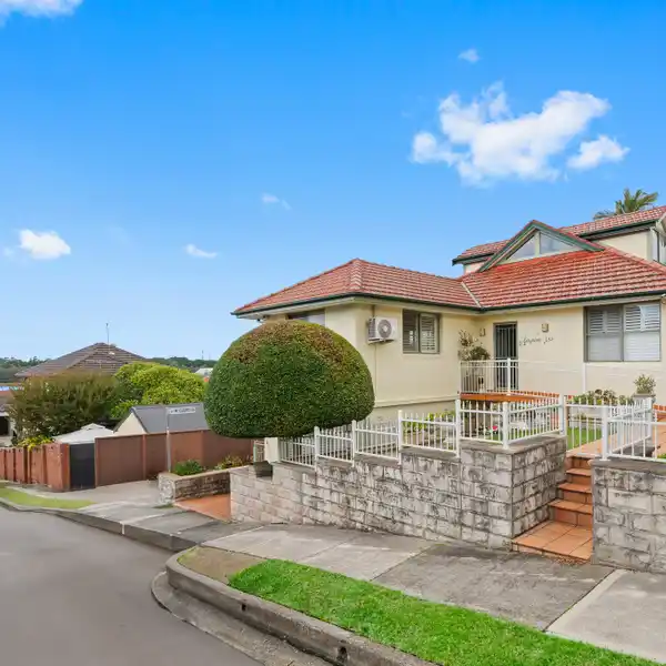 BEAUTIFULLY MAINTAINED TRI-LEVEL HOME