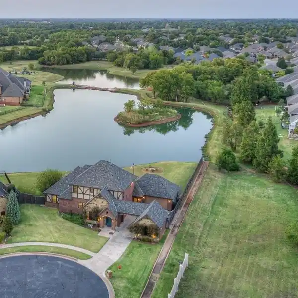UNPARALLELED ELEGANCE MEETS MODERN LUXURY LIVING