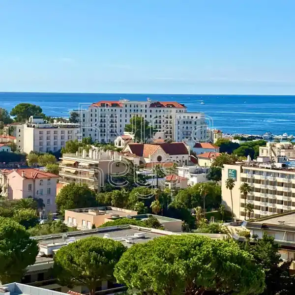 PENTHOUSE APARTMENT WITH PANORAMIC SEA VIEWS