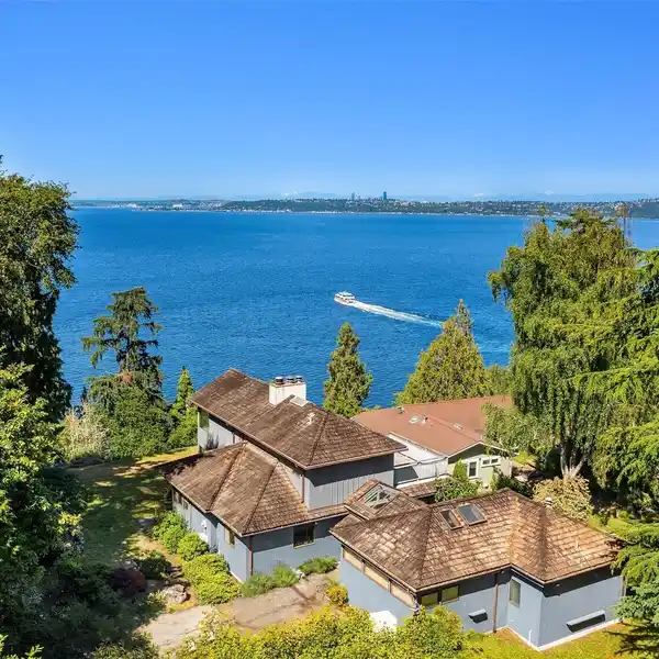 PRIVATE RETREAT WITH PANORAMIC ISLAND VIEWS