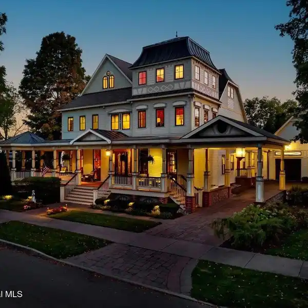 TIMELESS VICTORIAN STYLE WITH REFINED MODERN LIVING
