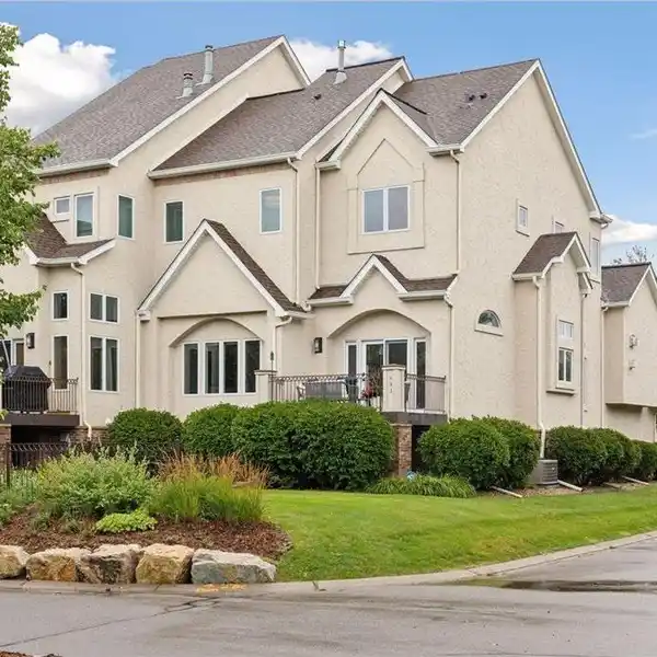 ELEGANT TOWNHOUSE AT THE LANDINGS