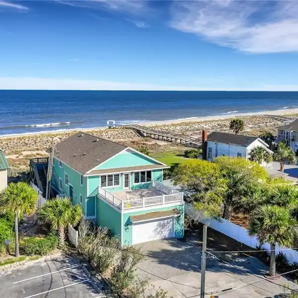 INCREDIBLE BEACH HOUSE RIGHT ON THE OCEANFRONT