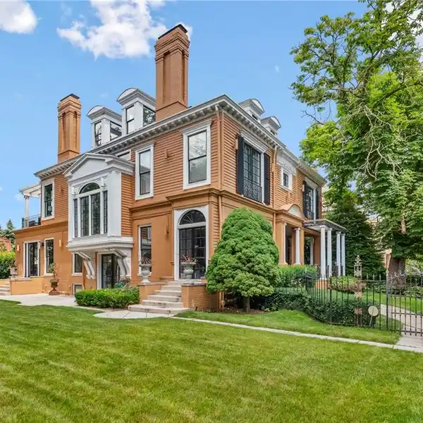 EXTRAORDINARY RESIDENCE ON A DOUBLE LOT IN SHADYSIDE
