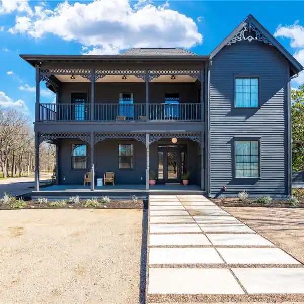 STUNNING VICTORIAN ESTATE IN MANOR