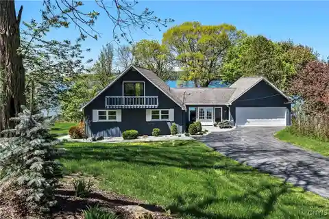 Chic Year-round Escape with 115' Lakefront