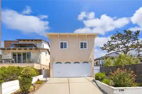 Stylish Living with Fireplace and Ocean Breezes