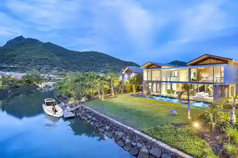 Prestigious Villa Between the Ocean and the Mountains