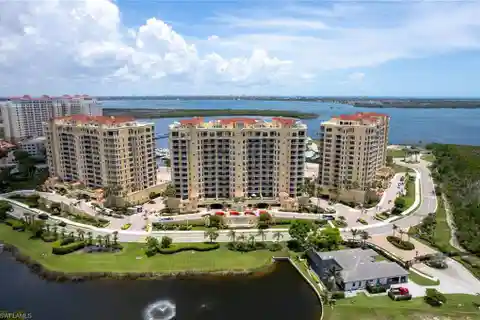 Exquisite End-Unit in Tarpon Point Marina