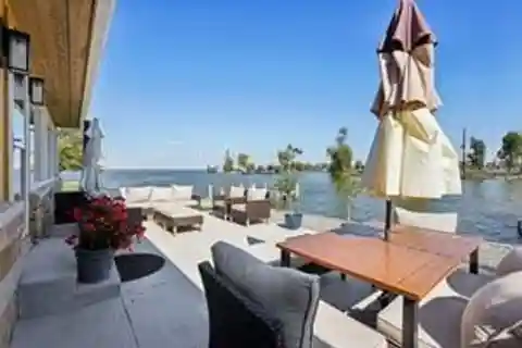 Mid-Century Lakefront Retreat with Sweeping Views