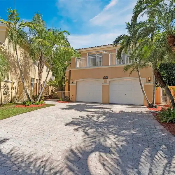 SPACIOUS AND BEAUTIFUL HOME IN GOLDVUE ESTATES