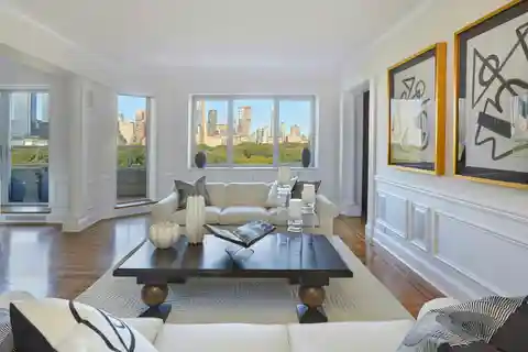 Sophisticated High-Floor Home on the Gold Coast