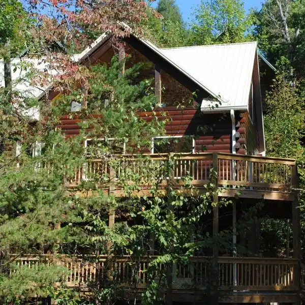 CUSTOM CABIN IN PRIME RESORT LOCATION