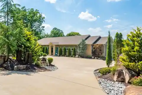 The Epitome of Luxury Lakeside Living on Lake Hamilton