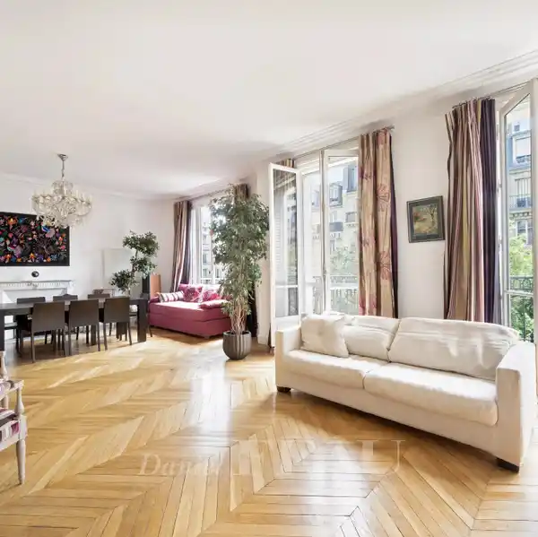VOLUMINOUS APARTMENT IN A RENOVATED BUILDING