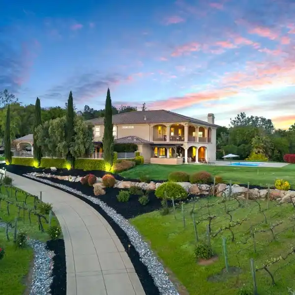 NAPA-INSPIRED ESTATE ON NEARLY SEVEN ACRES