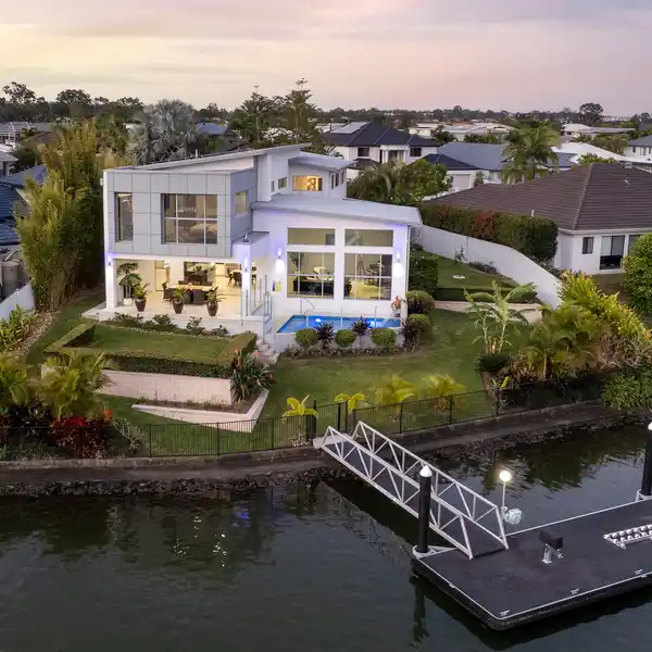 ARCHITECTURALLY DESIGNED AND MASTERFULLY CONSTRUCTED HOME