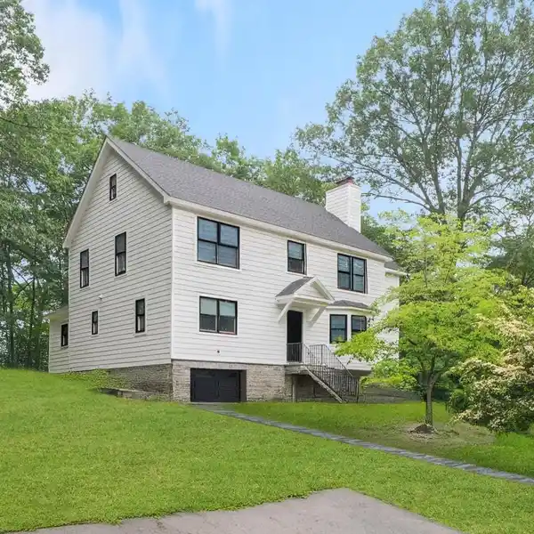 STUNNING BRAND-NEW CONSTRUCTION HOME