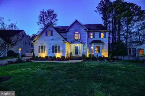 Meticulously Maintained Transitional Home