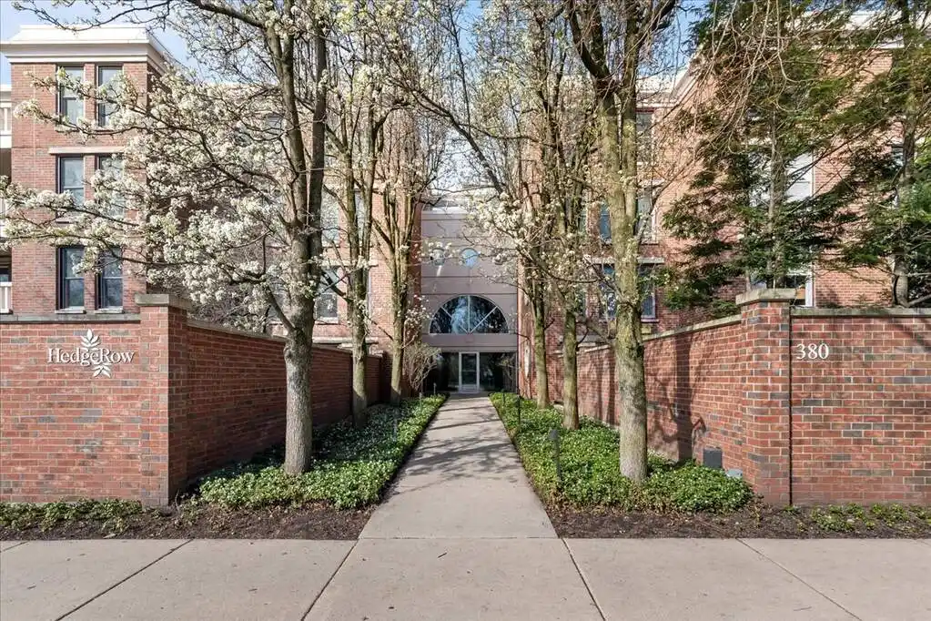 Rare Top-floor Condo in the Heart of Winnetka