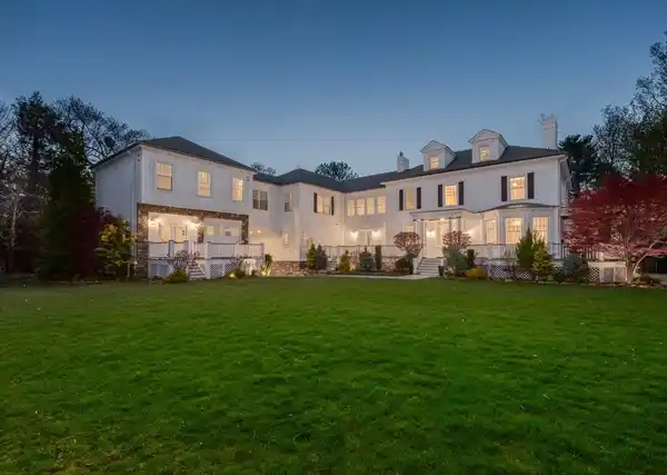 EXTRAORDINARY RESIDENCE IN CLIFF ESTATES