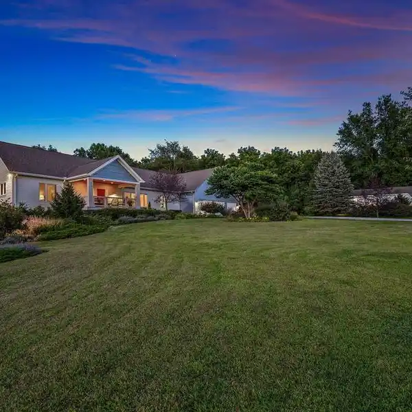 WELCOMING HOME ON 31 ROLLING ACRES