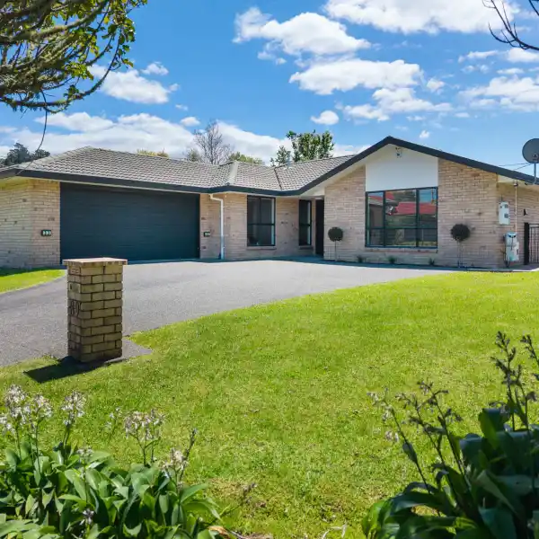 SPACIOUS BRICK HOME WITH SUNLIT PRIVATE BACKYARD