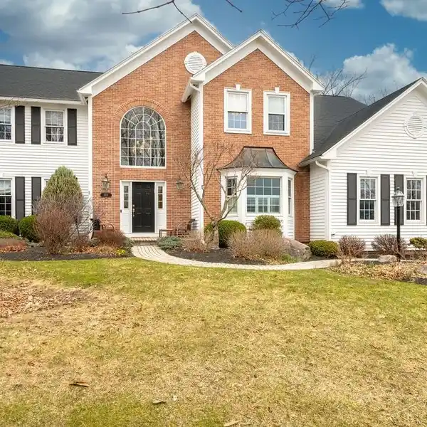 PICTURESQUE HOME IN WOODRIDGE FARMS