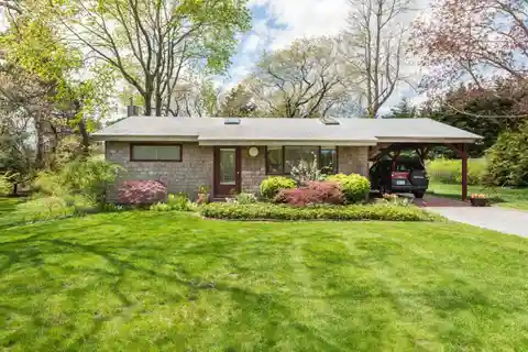 Charming Shinnecock Cottage for Rent