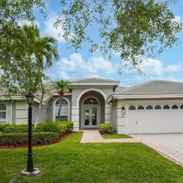 SPACIOUS POOL HOME ON AN OVERSIZED LOT