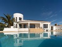 SPLENDID VILLA FACING THE BEACH