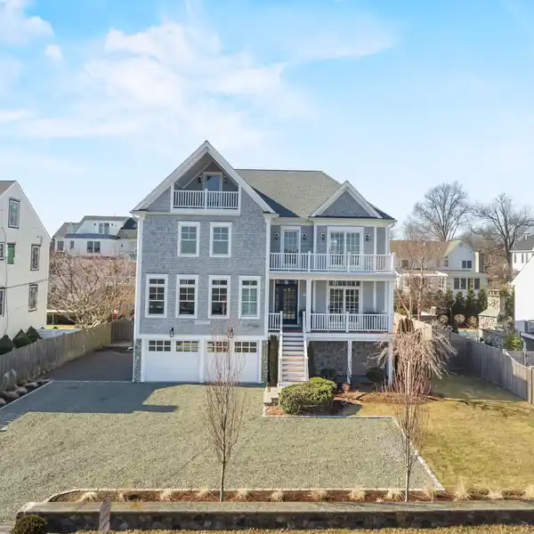 GORGEOUS COASTAL RETREAT WITH SOUND VIEWS