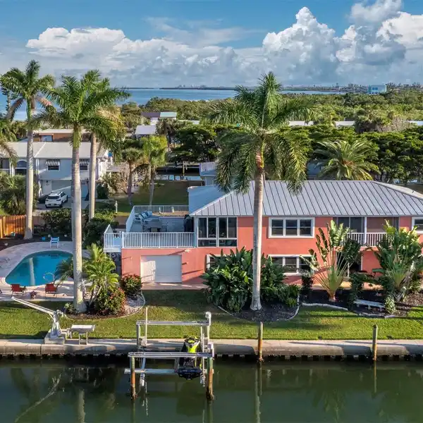 TRUE ISLAND LIFESTYLE IN FABULOUS POOL HOME
