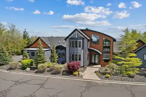 Pacific Northwest Gem in a Coveted Community