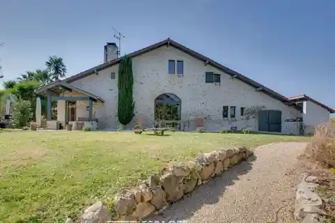 Historic 17th-Century Estate Near Beaches
