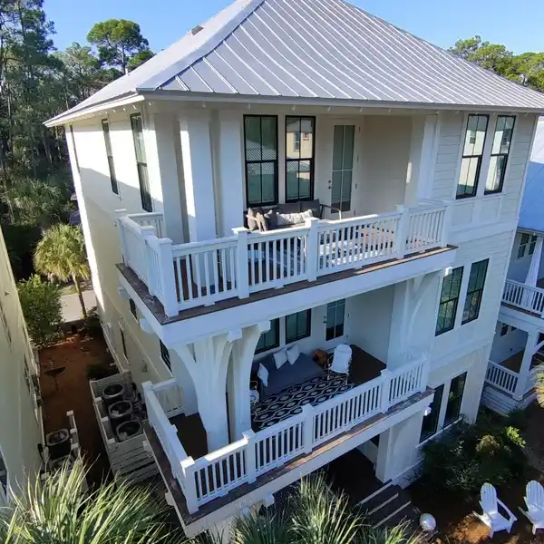 UNBEATABLE LOCATION IN SERENE TREETOP