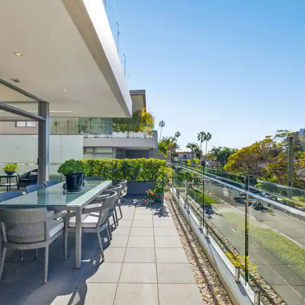 REFINED MODERN APARTMENT
