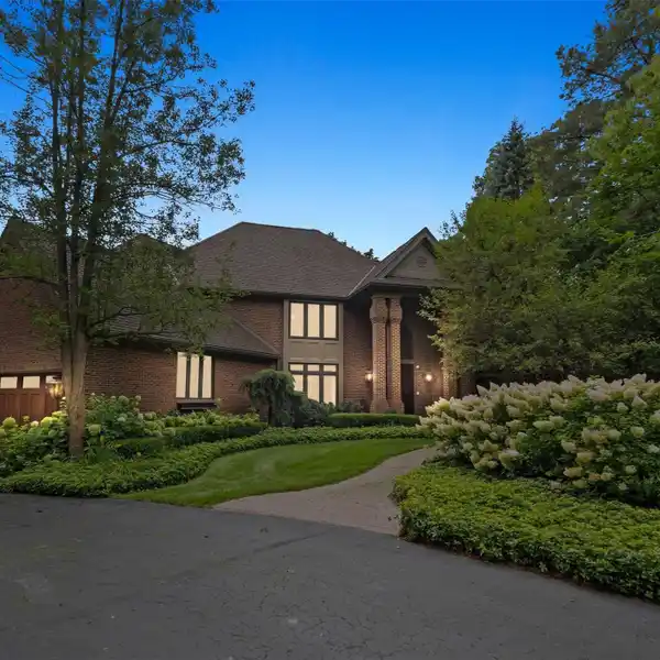 OAKLAND COUNTY'S PREMIERE ALL SPORTS LAKEFRONT