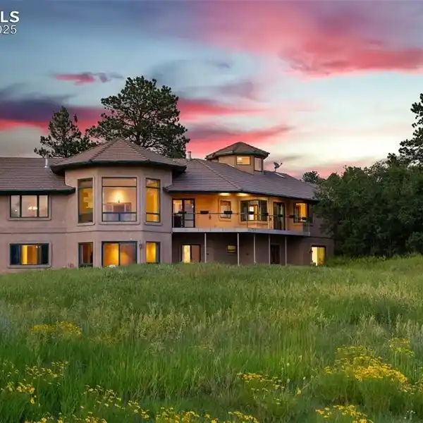ONE-OF-A-KIND CUSTOM WALK-OUT RANCHER