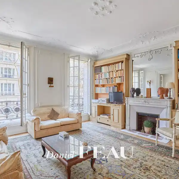 ELEGANT APARTMENT IN THE PRESTIGIOUS GROS CAILLOU NEIGHBOURHOOD