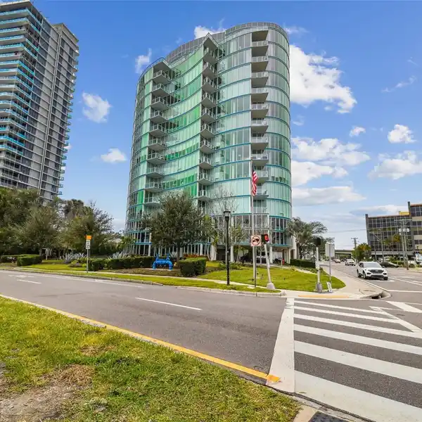 EXQUISITE MODERN CONDO