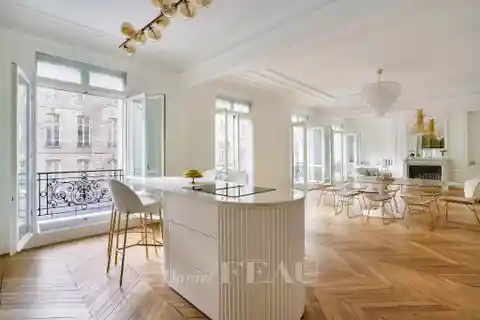Magnificent Light-Filled Dual-Aspect Apartment