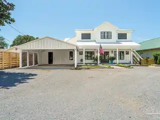 Waterfront Luxury Meets Custom Craftsmanship