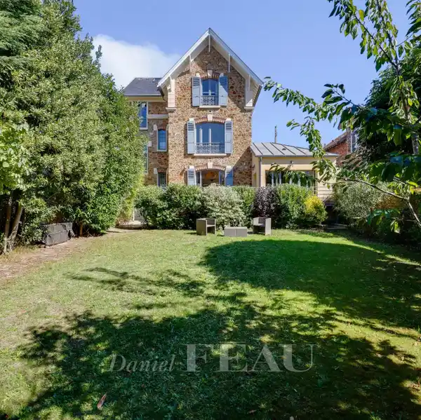 TASTEFULLY RENOVATED MILLSTONE AND BRICK HOUSE