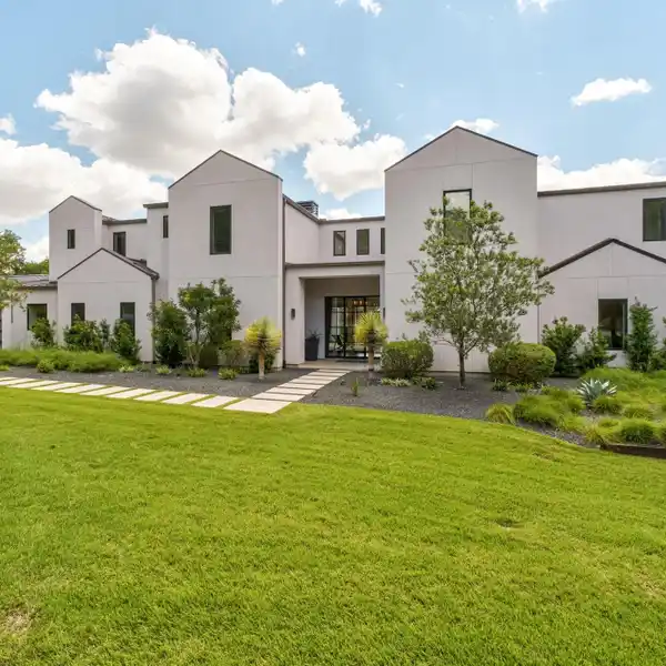 STRIKING MODERN RESIDENCE