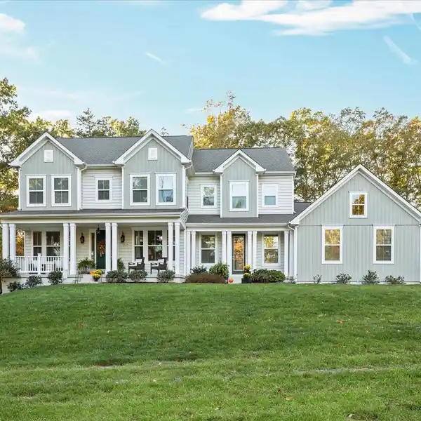 ELEGANT ESTATE WITH PARKLAND PRIVACY