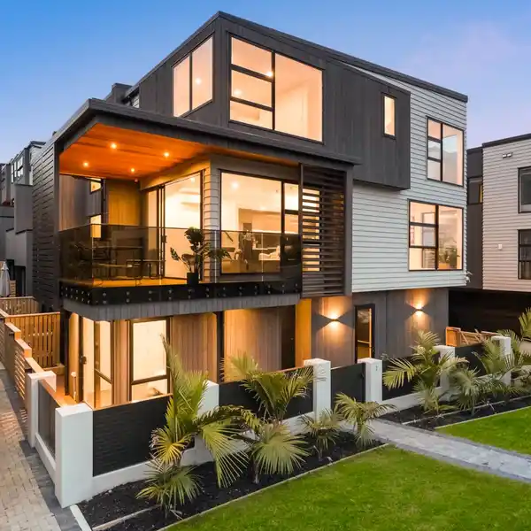 SPACIOUS RESIDENCE POSITIONED FOR BOTH CONVENIENCE AND LIFESTYLE