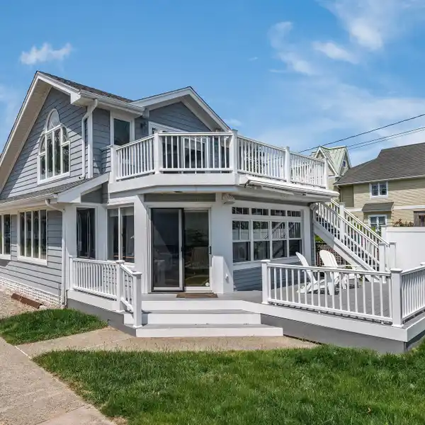 STUNNING BEACH HOUSE