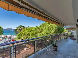 Sunlit Cannes Apartment with Expansive Sea Views