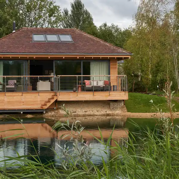 LUXURY LAKESIDE LIVING